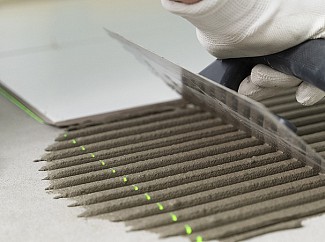 Как выбрать идеальный клей для облицовочной плитки: рекомендации для ванной, пола и стен